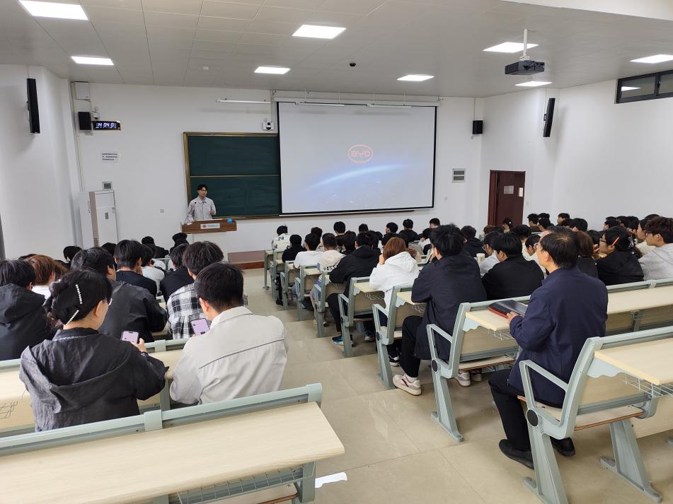 太阳成集团tyc122cc特邀企业专家到校讲授企业文化课